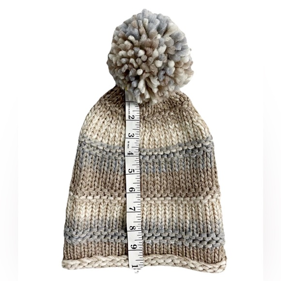 Steve Madden Women’s Knit Beanie Hat Pom Winter Cap Gray Beige Metallic - Picture 3 of 4